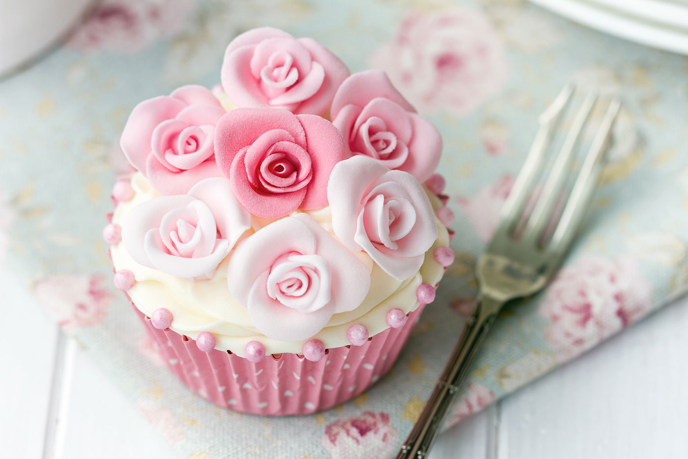 wedding_cupcakes_full_of_roses_01.jpg